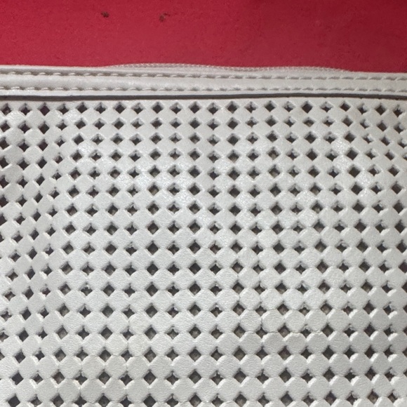 Nine West Cream Perforated Wristlet MISSING STRAP But still in great condition - Picture 6 of 7